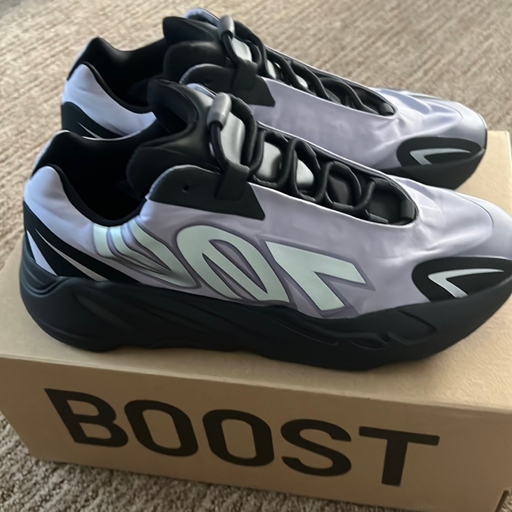 Yeezy. YZY 700 MNVN GW9526 Size 9.5
